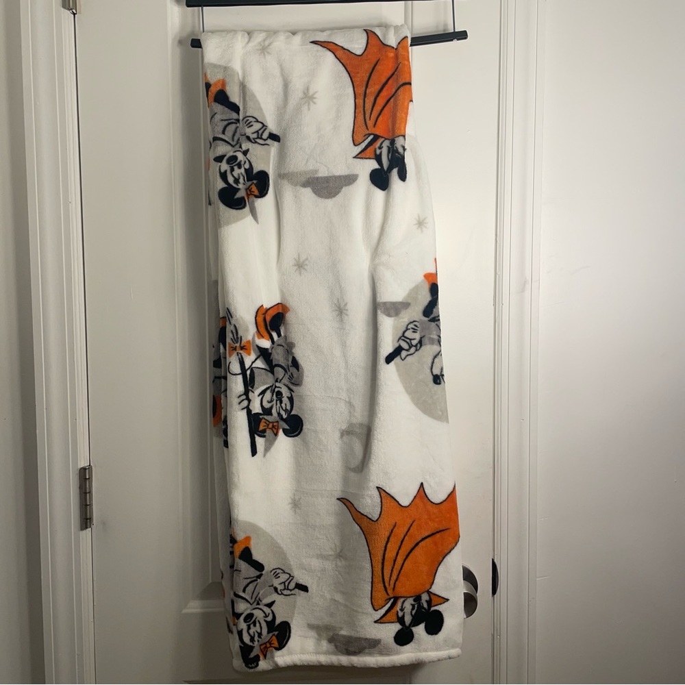 Disney Halloween Mickey Minnie throw